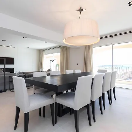 Sleeps 6 Air Con Wifi Apartment